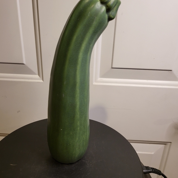 Matte Green Zucchini Ceramic Vase Signed Patricia Garrett 9.3" - Picture 4 of 10